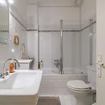 Elegant And Spacious 2 Bedroom In Center Mentone