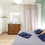 Elegant And Spacious 2 Bedroom In Center דירה מנטון