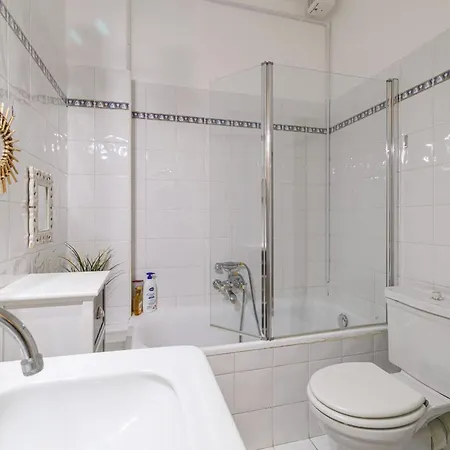 Elegant And Spacious 2 Bedroom In Center 芒通