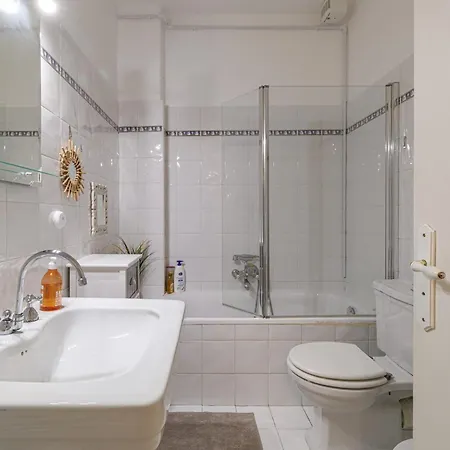 Elegant And Spacious 2 Bedroom In Center 芒通