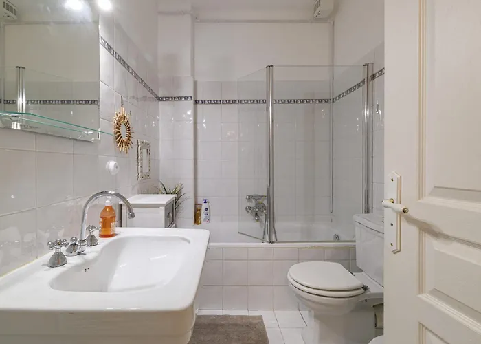 Elegant And Spacious 2 Bedroom In Center 芒通